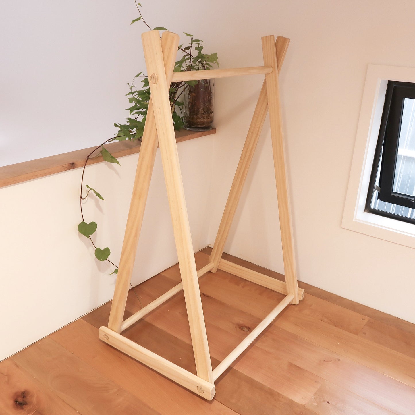Medium Clothes Rack - variantspaces.com