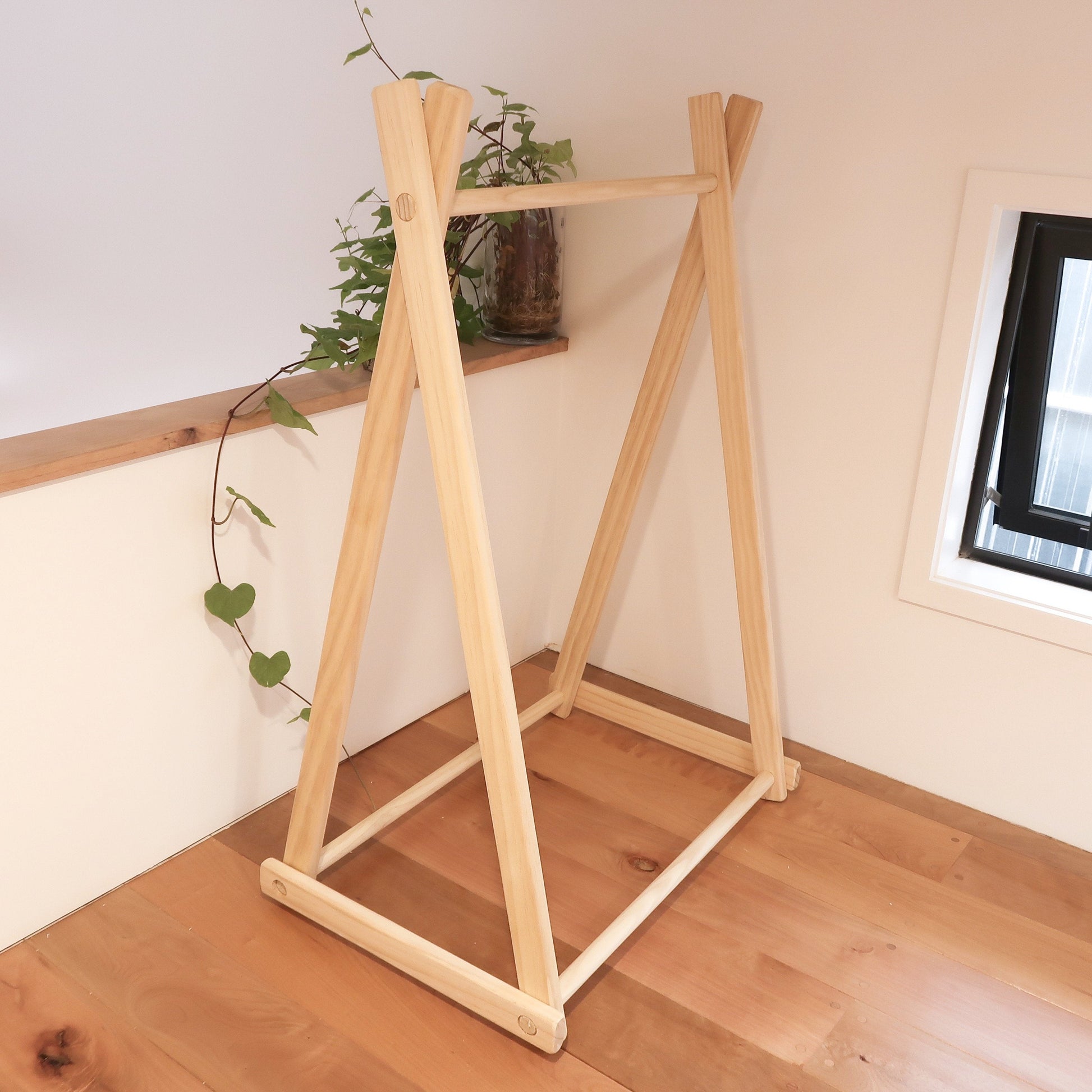 Medium Clothes Rack - variantspaces.com